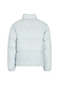 Šviesiai mėlynas pūkinis švarkas su aukštu apykakle, kvarciniu dizainu ir iškilniu prekės ženklu ant apatinės dalies. Savybės: elastingos rankogaliai ir laisvas siluetas.