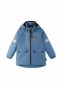 Giacca impermeabile blu per bambini con cappuccio, zip frontale, due tasche con bottone, polsini elasticizzati e patch riflettenti sulle maniche.