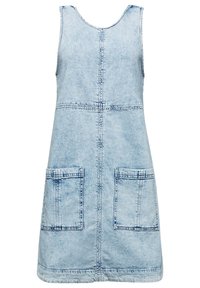 Vaalea sininen denim-mekko, jossa on hihaton muotoilu, pyöreä kaula-aukko, kaksi etutaskua ja näkyvät ommeltujen yksityiskohtien.