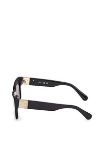Gafas de sol negras con una textura brillante, acento dorado en la patilla y un diseño de marco rectangular. Las lentes son oscuras y tienen un ligero tinte.
