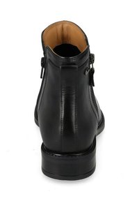 Stivale ankle in pelle nera con finitura liscia, punta rotonda, dettaglio con zip laterale e tacco basso in legno. Fodera interna è di colore beige.