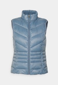 Jasnoniebieska kamizelka z ociepleniem, z wysokim kołnierzem i zamkiem błyskawicznym z przodu, z chevronowym pikowaniem i bocznymi kieszeniami, wykonana z gładkiego, błyszczącego materiału.