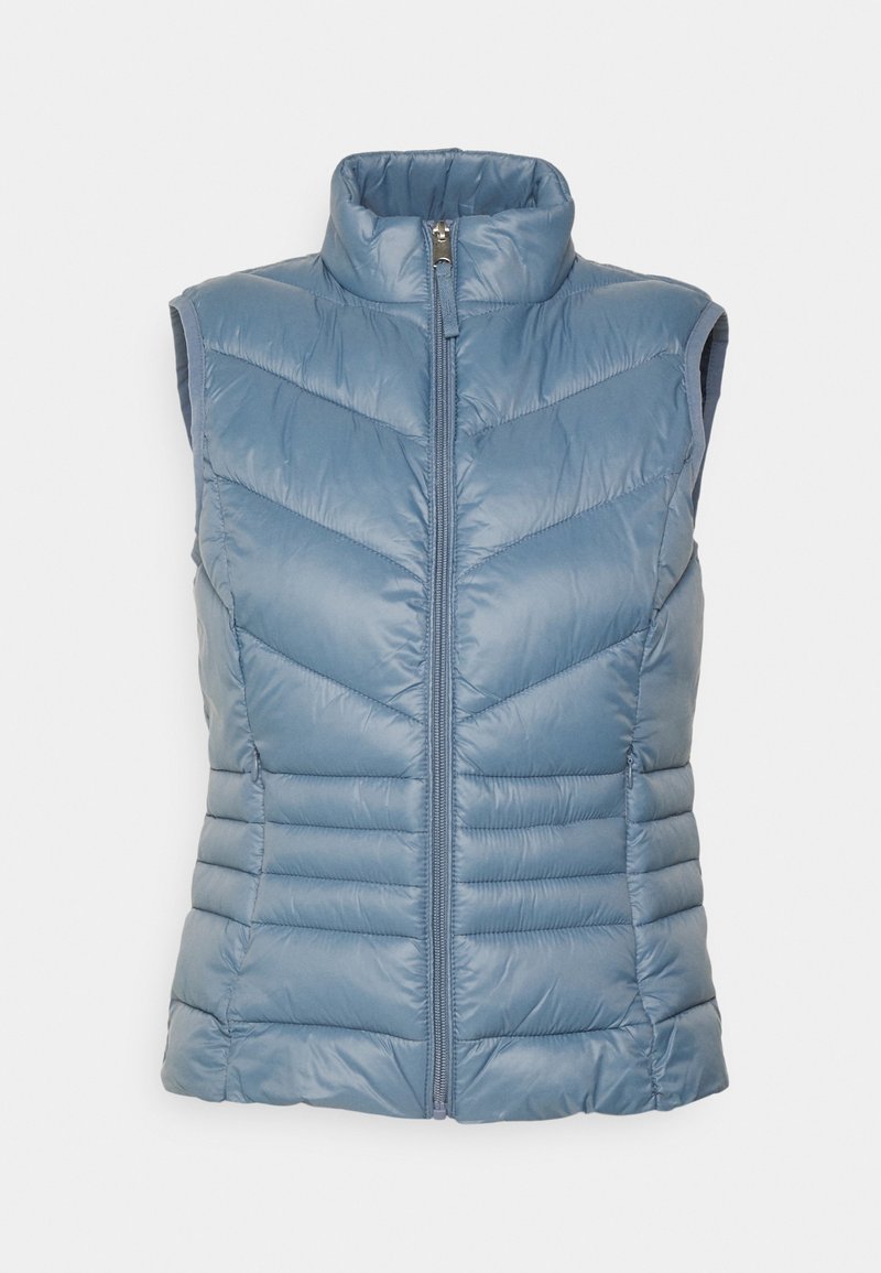 Jasnoniebieska kamizelka z ociepleniem, z wysokim kołnierzem i zamkiem błyskawicznym z przodu, z chevronowym pikowaniem i bocznymi kieszeniami, wykonana z gładkiego, błyszczącego materiału.