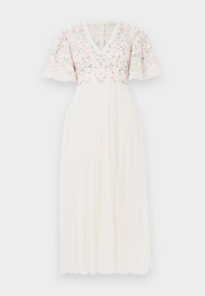 Biała sukienka z dekoltem w kształcie litery V i krótkimi, falbaniastymi rękawami. Gorset ozdobiony haftem kwiatowym w różowym i zielonym kolorze, z plisowaną spódnicą.