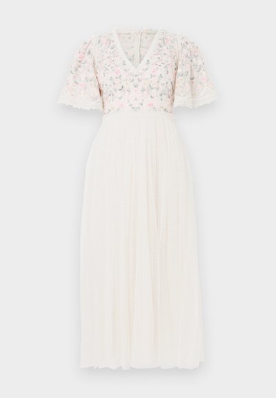 Rochie albă cu decolteu în V și mâneci scurte cu volane. Corsajul are broderii florale în roz și verde, cu o fustă plisată.