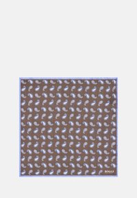 Brązowa chusteczka do marynarki w wzór paisley, z niebieskimi akcentami i białymi detalami, wykończona jasnoniebieską bordiurą, z logo w rogu.