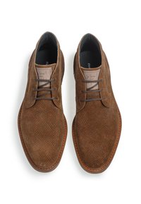 Chaussures en tissu marron avec un motif en chevrons, bout rond et lacets marron. Accents en cuir sur la languette et la semelle. Semelle plate en caoutchouc.