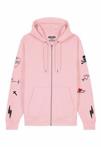 Sudadera rosa con cremallera, hecha de tela suave. Presenta impresiones gráficas en las mangas, incluyendo corazones y una calavera con huesos cruzados. Bolsillos tipo canguro.