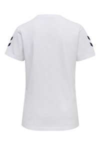 Biała bawełniana koszulka z okrągłym dekoltem i krótkimi rękawami. Posiada granatowe ukośne paski na każdym ramieniu. Gładka tekstura.