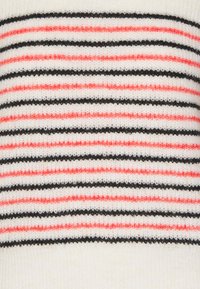 Maglione a righe in maglia con fasce alternate di nero, corallo e bianco. Texture morbida con una vestibilità rilassata e polsini a costine.