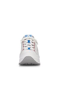Zapatilla deportiva blanca con acentos grises, que presenta un upper estampado y transpirable, cordones rojos y azules, y una suela acolchada y texturizada.