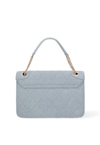 Borsa a tracolla trapuntata azzurra con forma rigida, manico superiore e dettagli in catena dorata. Presenta una chiusura a pattina e tessuto testurizzato.