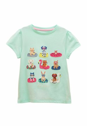 Lichtgroen peutershirt met geborduurde katten en honden die een zonnebril dragen en op kleurrijke zwembaddrijvers liggen, gerangschikt in drie rijen.