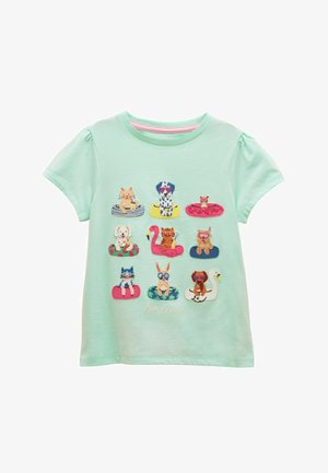 Lichtgroen peutershirt met geborduurde katten en honden die een zonnebril dragen en op kleurrijke zwembaddrijvers liggen, gerangschikt in drie rijen.