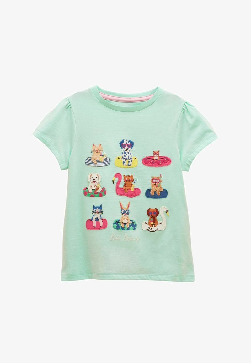 Šviesiai žalia kūdikio marškinėliai su siuvinėtomis katėmis ir šunimis, dėvinčiais saulės akinius ant spalvingų baseino plūduriuojančių figūrų, išdėstytų trijose eilėse.