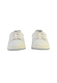 Hvide sneakers med en glat læderoverdel, perforeret tå, mønstret snørebåndsområde og en gummisål med en lys grå ydersål.