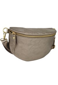 Sac banane en métal doré, de forme arrondie, avec une texture lisse et une fermeture éclair. Équipé de quincaillerie dorée et d'une sangle réglable.