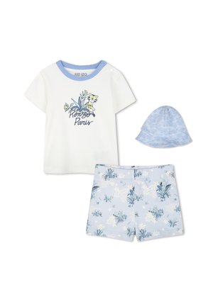 Kinderen drie-delige outfit bestaande uit een wit T-shirt met blauwe accenten, bloemenpatroon blauwe shorts en een bijpassende blauwe hoed.