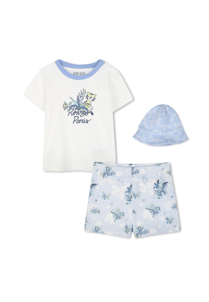 Completo per bambini composto da una maglietta bianca con dettagli blu, pantaloni corti blu a fantasia floreale e un cappellino blu abbinato.