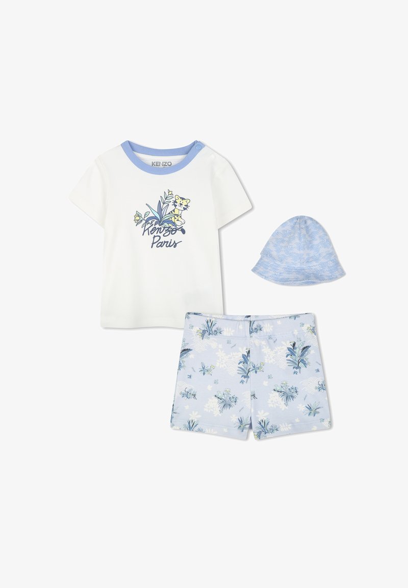 Kinderen drie-delige outfit bestaande uit een wit T-shirt met blauwe accenten, bloemenpatroon blauwe shorts en een bijpassende blauwe hoed.