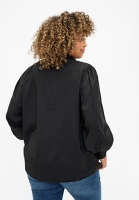 Zizzi MIT RUFFLES - Nööpidega pluus - black