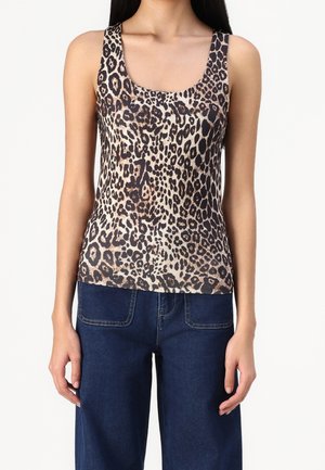 Top bez rękawów w wzór panterki, wykonany z lekkiego materiału, z kwadratowym dekoltem i dopasowanym krojem, w połączeniu z ciemnoniebieskimi, szerokimi spodniami dżinsowymi.