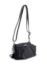 Zwarte leren crossbody tas met een vouwontwerp, afneembare schouderriem, zilverkleurige hardware en een voorkant met ritszak. Kenmerkt zich door een gestructureerde afwerking.