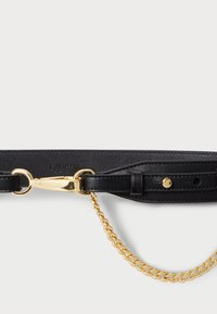 Melnā ādas josta ar zelta toņa metāla sprādzi un ķēdes detaļu, ar strukturētu apdari un regulējamu siksnu.