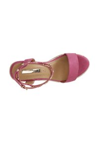Roze suède wedge sandaal met een brede teband, enkelband met gouden accenten en een gestructureerde jute zool. Heeft een zachte leren inlegzool.