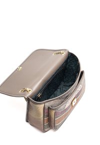 Borsa a mano multicolore con superficie texturizzata. Interno foderato in tessuto blu a fantasia, con tasca con zip e accessori dorati.