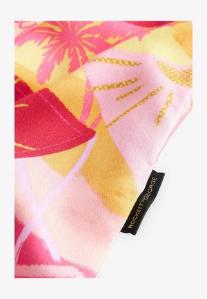 Sciarpa in tessuto con un vivace motivo tropicale nei toni di rosa, rosso e giallo. Include un'etichetta nera con testo dorato. Texture morbida.