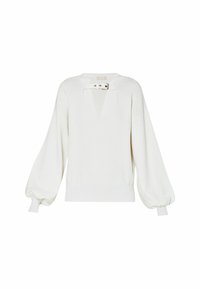 Blouse blanche à manches longues avec manches bouffantes, poignets ajustés, encolure en V et une petite sangle à boucle au col.