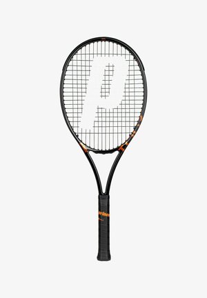 Raquette de tennis Prince noire et orange avec poignée noire et logo blanc sur les cordes, présentée verticalement sur fond blanc.