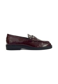 Mocassino in pelle bordeaux lucido con suola nera, fascia per moneta, cuciture visibili e tacco basso, mostrato di lato su sfondo bianco.