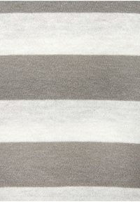 Grau- und weiß gestreifter Stoff, weiche Stricktextur, abwechselnd dicke und dünne Streifen, hellgraue und cremig weiße Farbtöne.