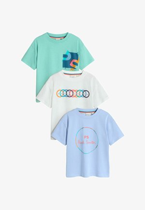 Tre t-shirts staplade: en mintgrön med en blå och orange grafik, en vit med en flervedig ringdesign, en ljusblå med en cirkellogo.