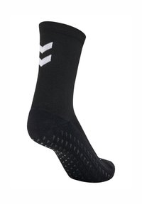Czarna sportowa skarpetka z teksturowanym gripem na podeszwie, posiadająca przewiewny splot i dwa białe wzory w kształcie chevronu na mankiecie.