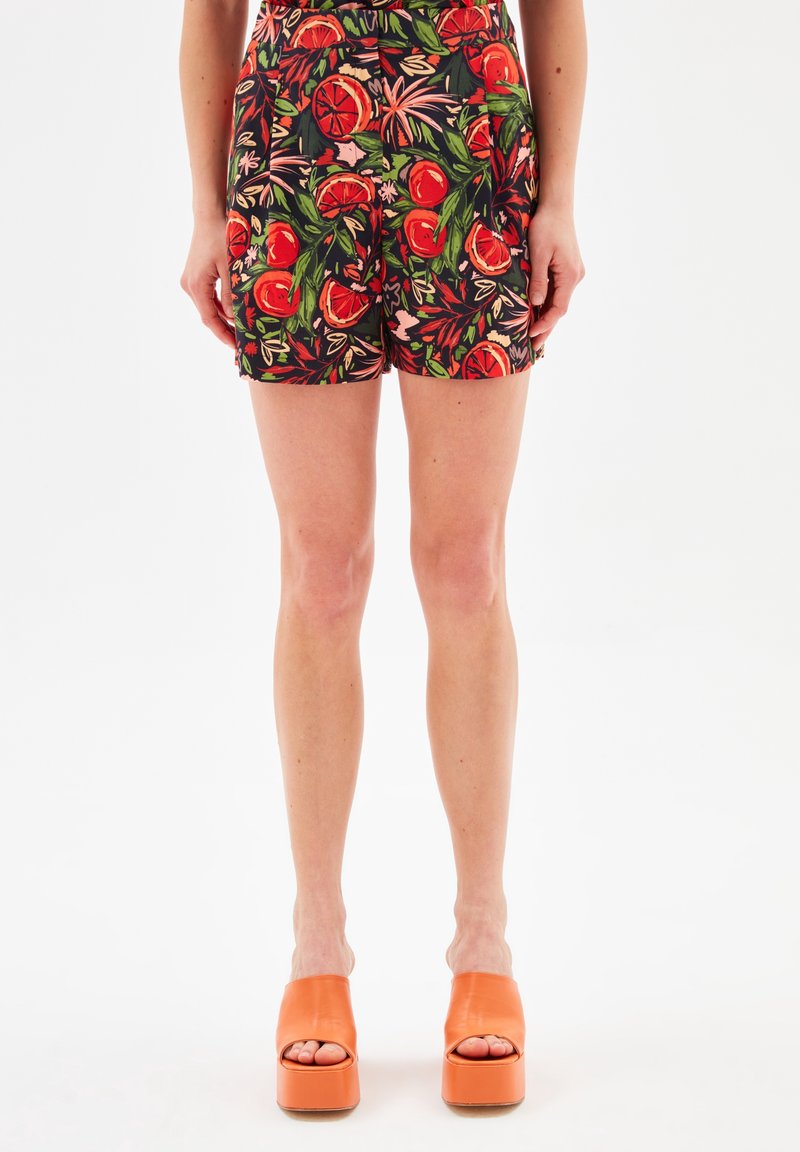 Pantalones cortos con estampado floral de naranjas rojas y hojas verdes sobre un fondo negro, con cintura ajustada y corte relajado.