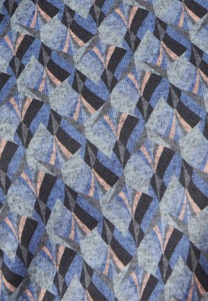 Tessuto stampato con forme geometriche nei toni blu, grigio, nero e rosa, caratterizzato da una superficie texture. Progettato con motivi a diamante e triangolari.