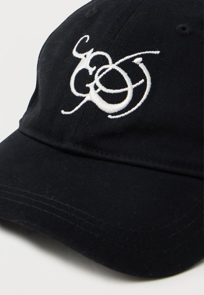 Casquette de baseball noire avec des lettres blanches entrelacées brodées "E", "G" et "O" sur le panneau avant.