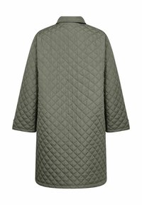 Cappotto lungo trapuntato in verde oliva con colletto, maniche a tre quarti e motivo a rombi. Il tessuto appare liscio con una finitura leggera.
