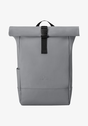 Mochila roll-top gris hecha de un material liso y resistente al agua. Presenta una correa negra ajustable, un bolsillo lateral y un detalle de logo en relieve.