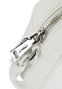 Borsa a tracolla bianca in pelle con finitura testurizzata, cerniera argentata e dettagli metallici. Forma compatta con manico superiore.