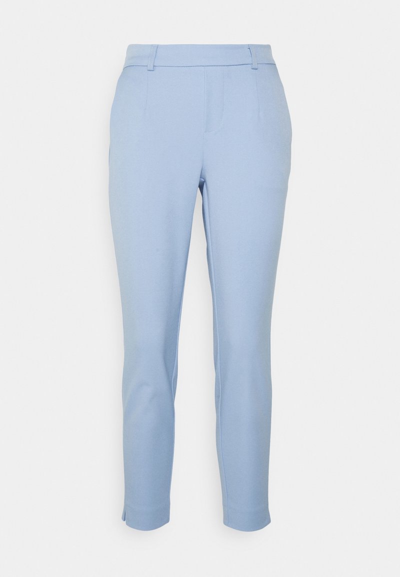 Pantalon bleu clair ajusté en tissu lisse, avec un devant plat, des passants pour ceinture et des poches latérales, doté d'une coupe légèrement fuselée.