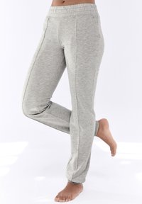 Graue Sweatpants mit einem elastischen Bund, schmal zulaufendem Bein und seitlichen Nähten. Weicher Stoff und leichtes Material.