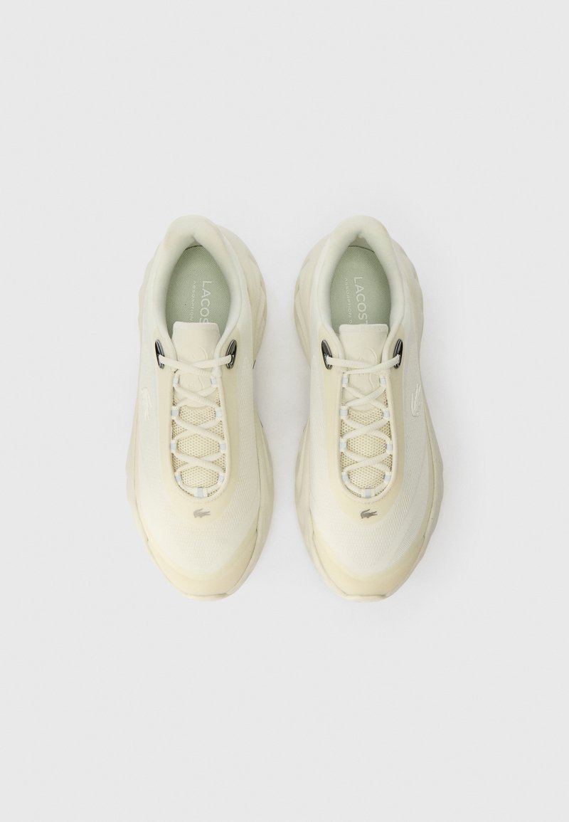 Cremefarbene Sneaker mit einer strukturierten Mesh-Oberfläche, elastischen Schnürsenkeln und einer dicken, gepolsterten Sohle. Verfügt über Markenakzente an der Seite.