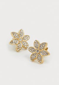 Χρυσά σκουλαρίκια σε σχήμα λουλουδιού διακοσμημένα με διάφανους κρυστάλλους. Διαθέτουν καμπυλωμένα πέταλα και μία κεντρική πέτρα, επιδεικνύοντας μια υφή στην επιφάνεια.