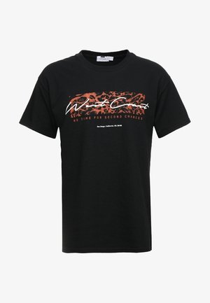 Czarny krótki rękaw T-shirt z pomarańczowym nadrukiem w panterkę i białym napisem "West Coast", oraz pomarańczowym napisem "No time for second chances."