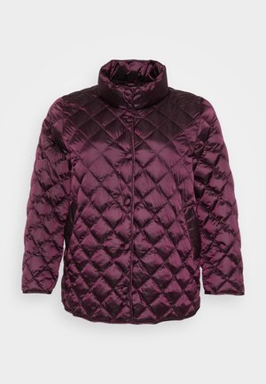 Giacca a vento trapuntata in un profondo bordeaux, con colletto alto, bottoni a pressione e cuciture a forma di diamante per texture e calore.