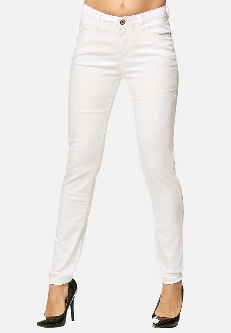 Jeans blancos ajustados, fabricados con una tela suave y elástica. Presentan un botón y cremallera en la parte delantera, con bolsillos traseros y un corte slim.